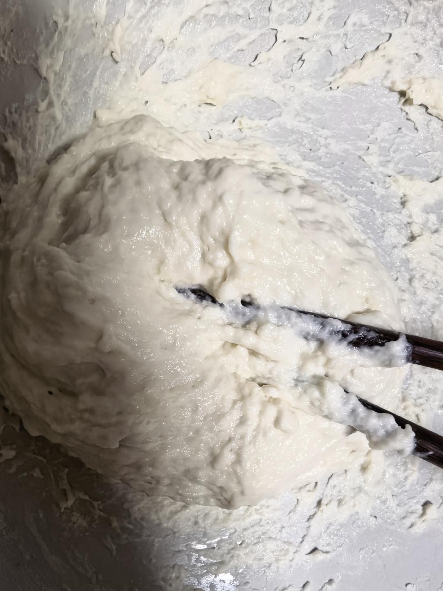 Combine 250 g flour with 200 g warm water and 2 g salt, stirring until a dough forms.