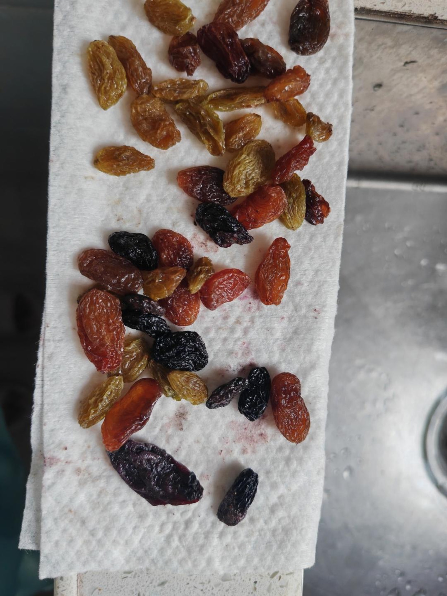 Rinse the raisins under water, then spread them on a kitchen towel to dry.