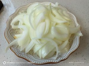 Slice the onion into thin strips.