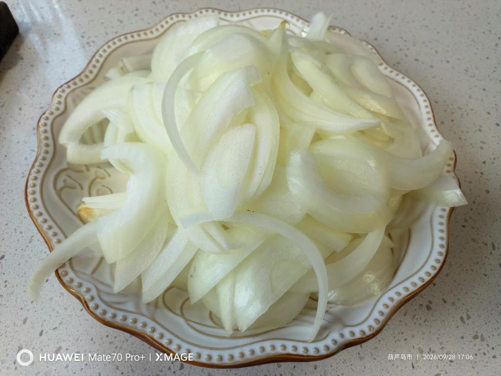 Slice the onion into thin strips.