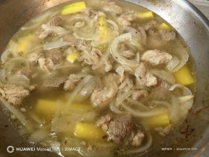 Add about 1 liter of water and skim off the excess oil.