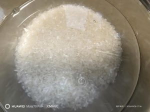 Rinse the rice and let it soak.