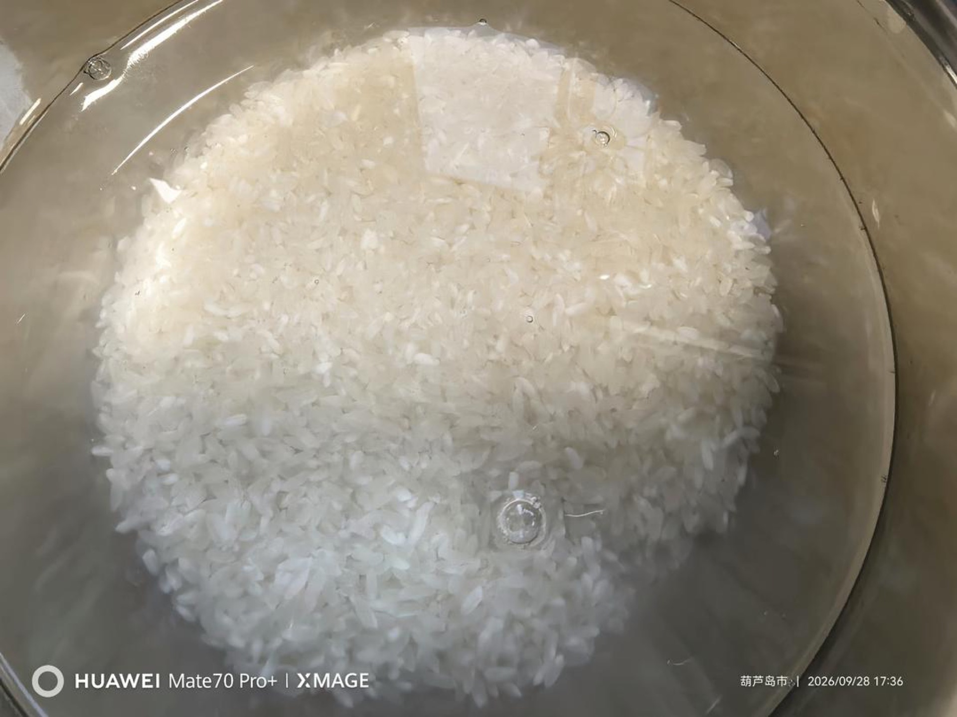 Rinse the rice and let it soak.