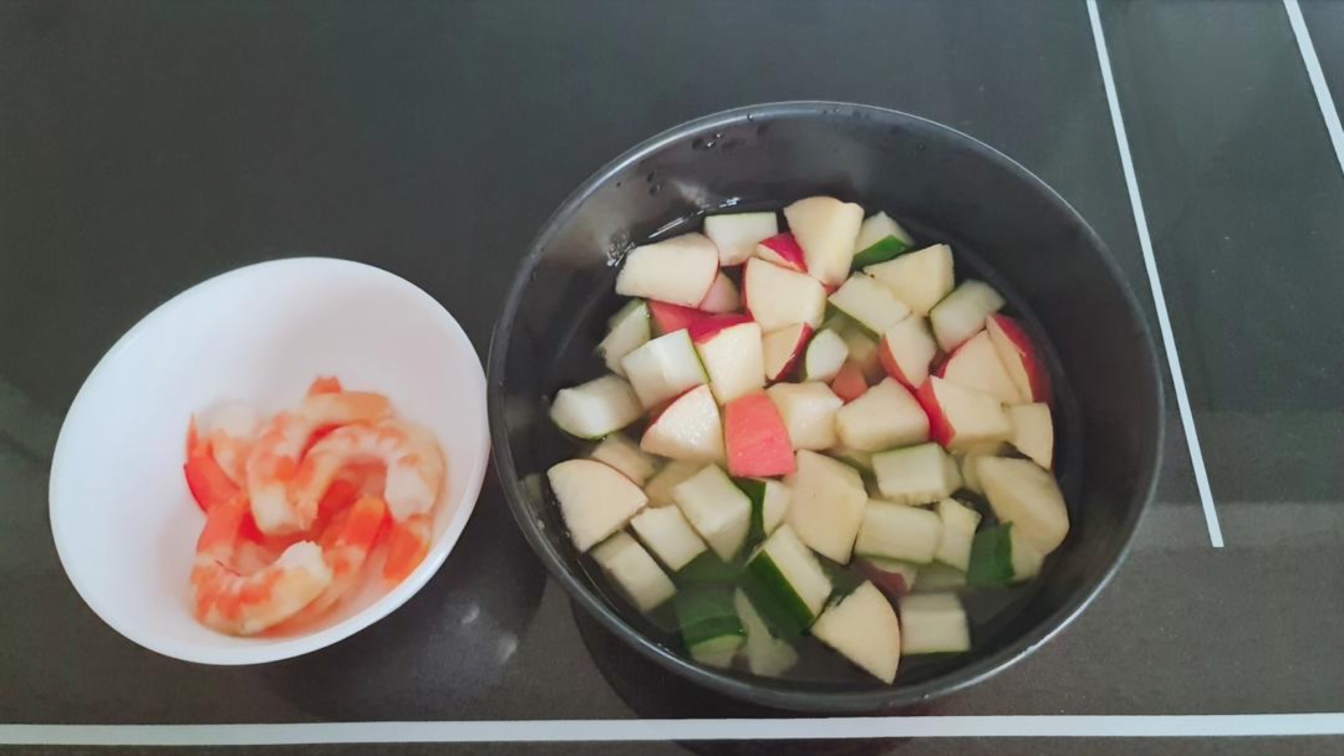 Core the apple and cut it into large 1-inch cubes; scoop the seeds out of the cucumber and cut it into large 1-inch cubes, then soak both in lightly salted water and set aside. Get