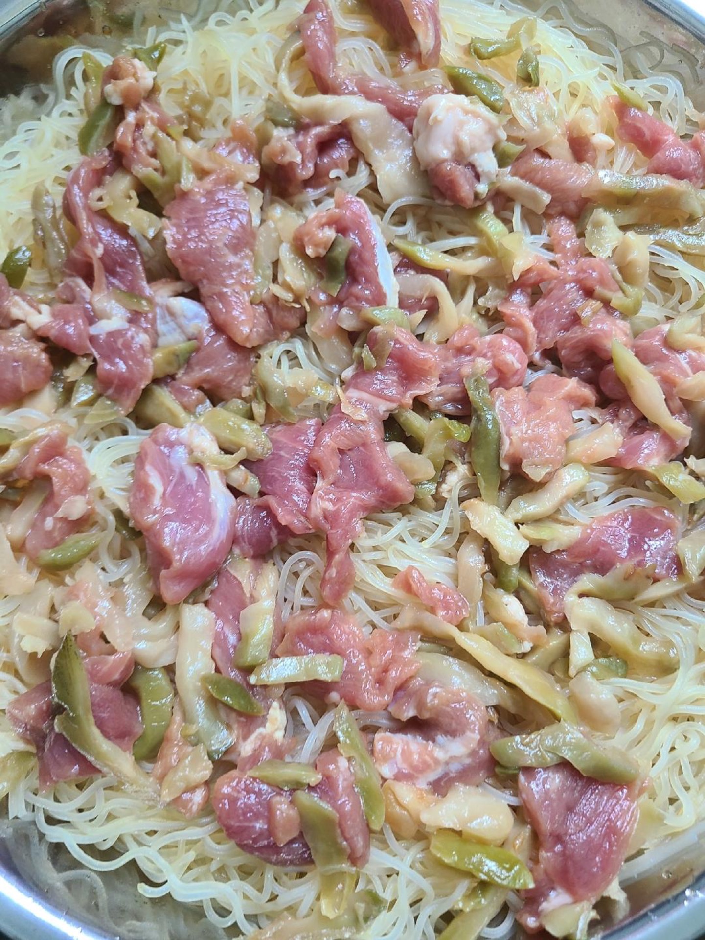 Scatter the pork slices and pickled mustard in an even layer over the noodles, then once the water is boiling set the plate into the steamer and steam over high heat for about 10 m