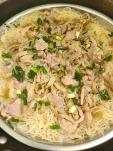 Turn off the heat and scatter the sliced scallions over the top, and it is done.