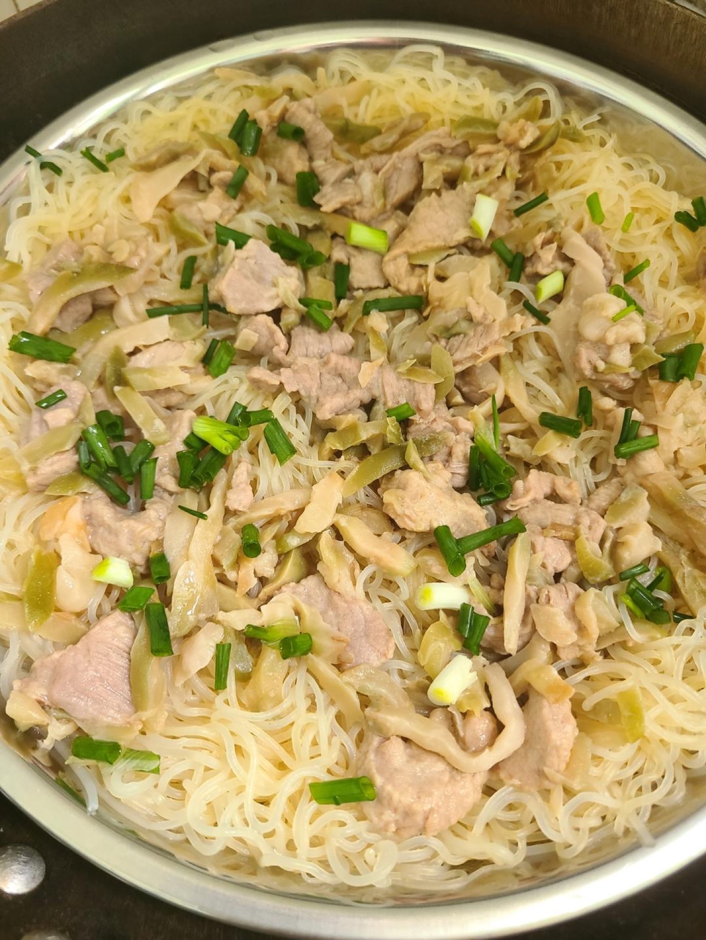 Turn off the heat and scatter the sliced scallions over the top, and it is done.