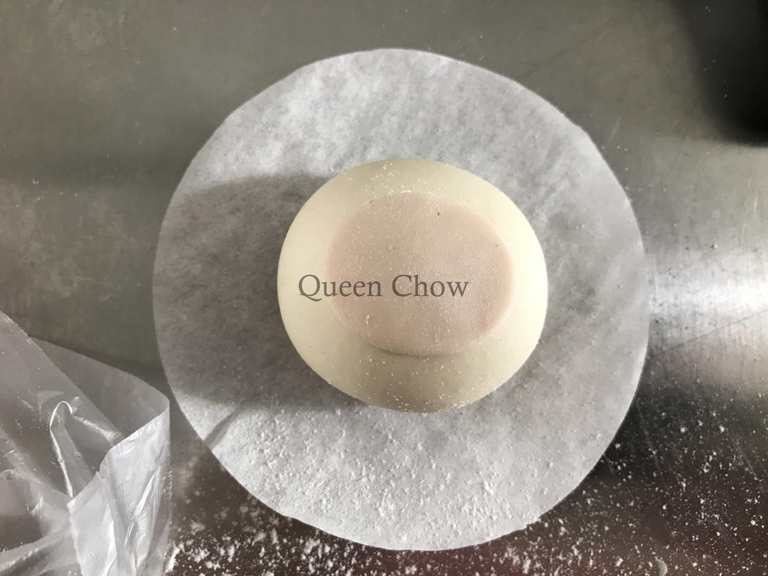 Round the white dough; roll the flesh-toned d