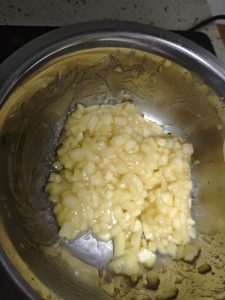 Cook the apple over low heat until it releases its liquid, add the condensed milk and sugar, keep cooking briefly, then pour in the cornstarch slurry (discarding the clear water on
