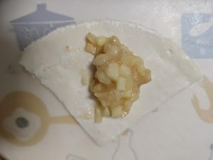 Cut the pancake into four portions and place the apple filling on each one as shown.