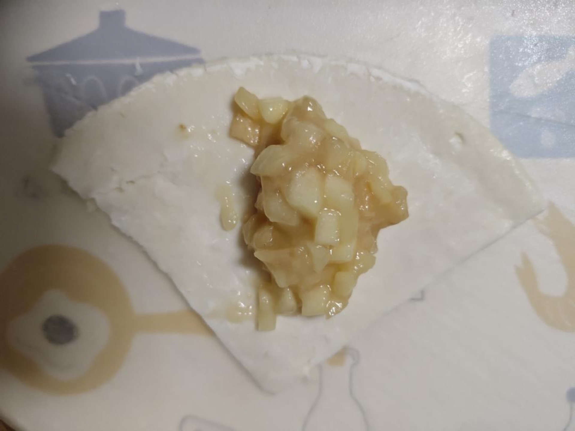 Cut the pancake into four portions and place the apple filling on each one as shown.