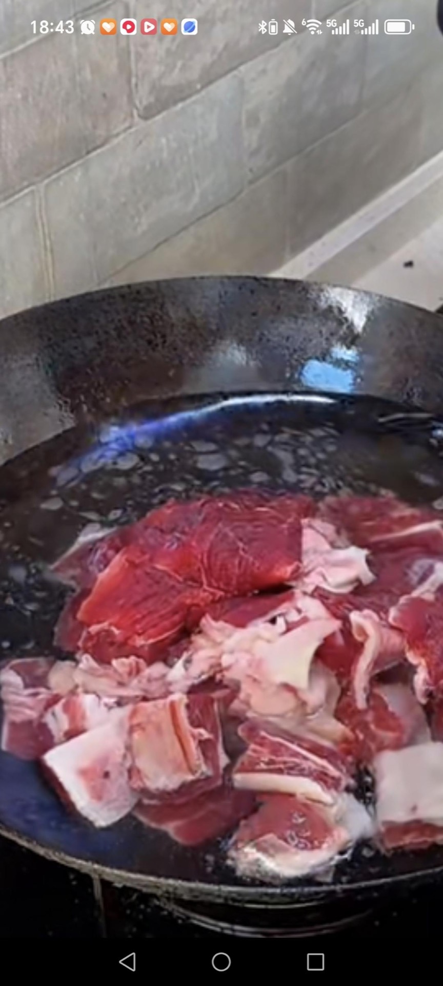 Place the beef tendon in a pot of cold water, add a splash of Shaoxing wine, and boil for 5 to 8 minutes once the water comes to a boil.