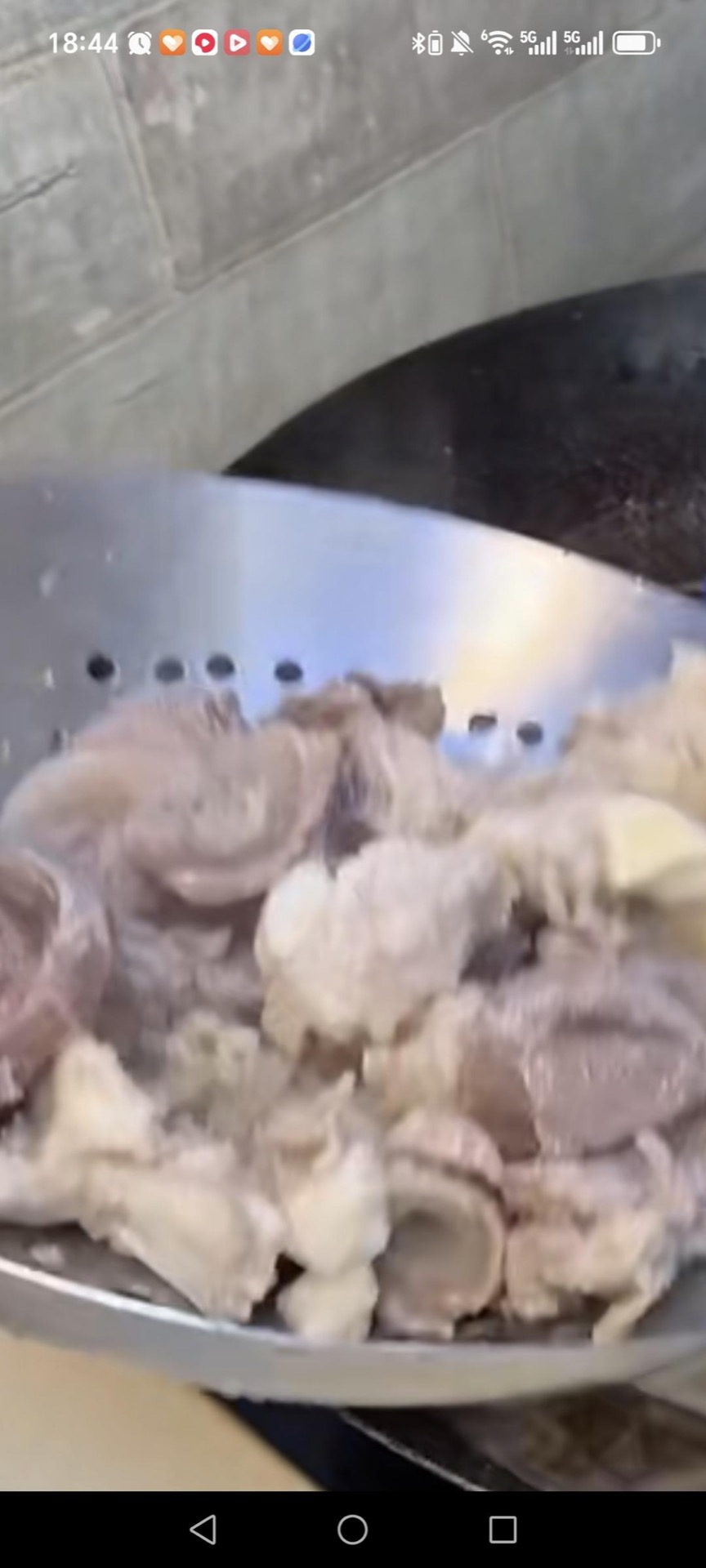 Scoop out the blanched beef tendon and rinse it clean under warm water.