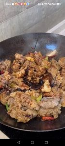 Splash in the Shaoxing wine and stir-fry, add the light soy sauce, oyster sauce, and a little dark soy sauce, then pour in boiling water and add the 4 hawthorn slices.