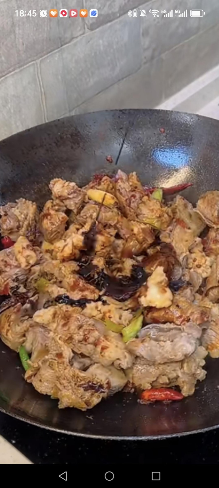 Splash in the Shaoxing wine and stir-fry, add the light soy sauce, oyster sauce, and a little dark soy sauce, then pour in boiling water and add the 4 hawthorn slices.