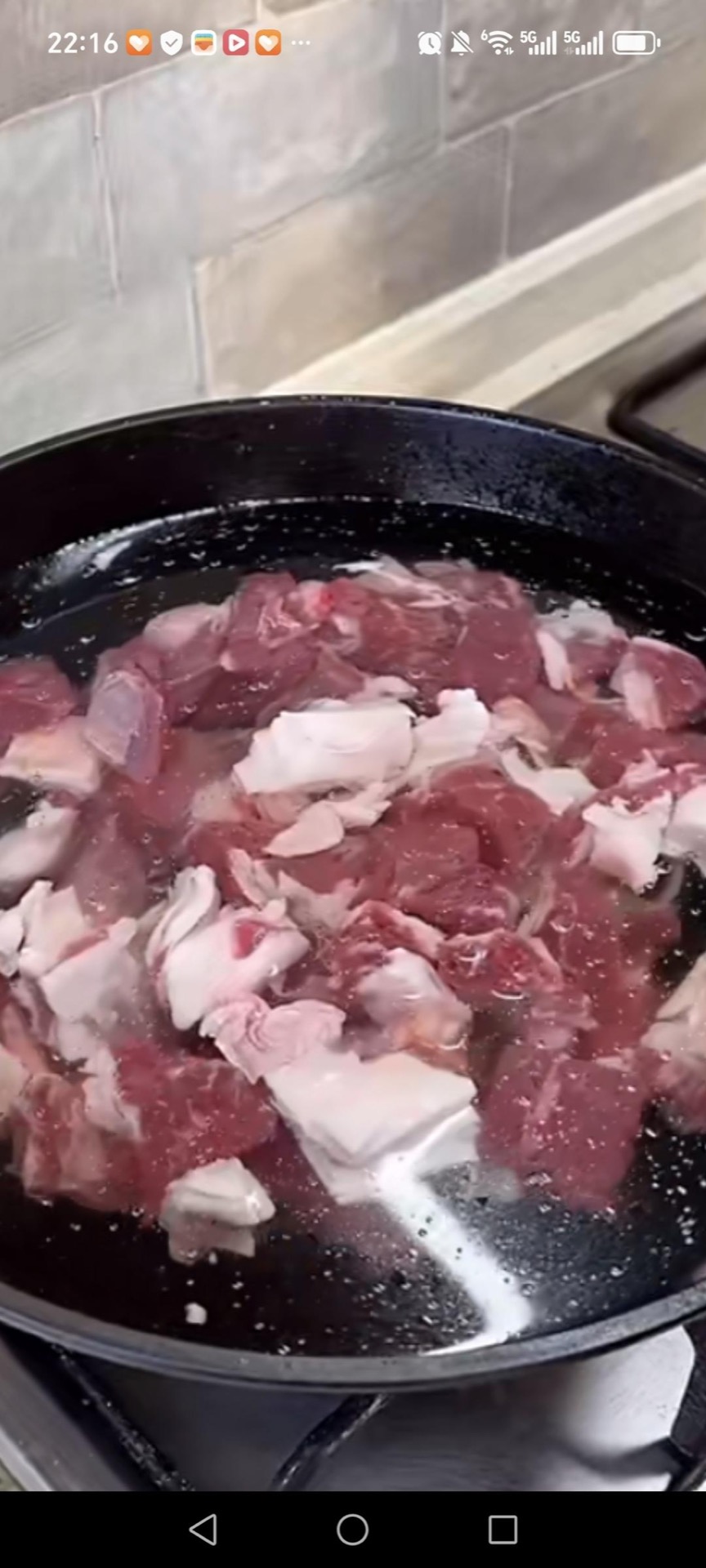 Place the beef short ribs in a pot, cover with cold water, add the Shaoxing wine, and bring to a boil; blanch for 5 to 8 minutes, then drain and rinse away the scum.