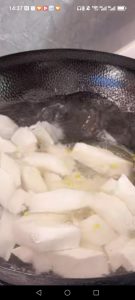 Peel the daikon and cut it into chunks, bring a pot of water to a boil, add a suitable amount of salt, and blanch the radish for 3 to 5 minutes.