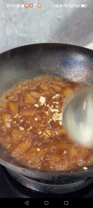 Open the lid and scatter in a suitable amount of minced garlic, then stir.