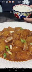 Transfer to a plate, and the braised daikon with minced pork is ready.