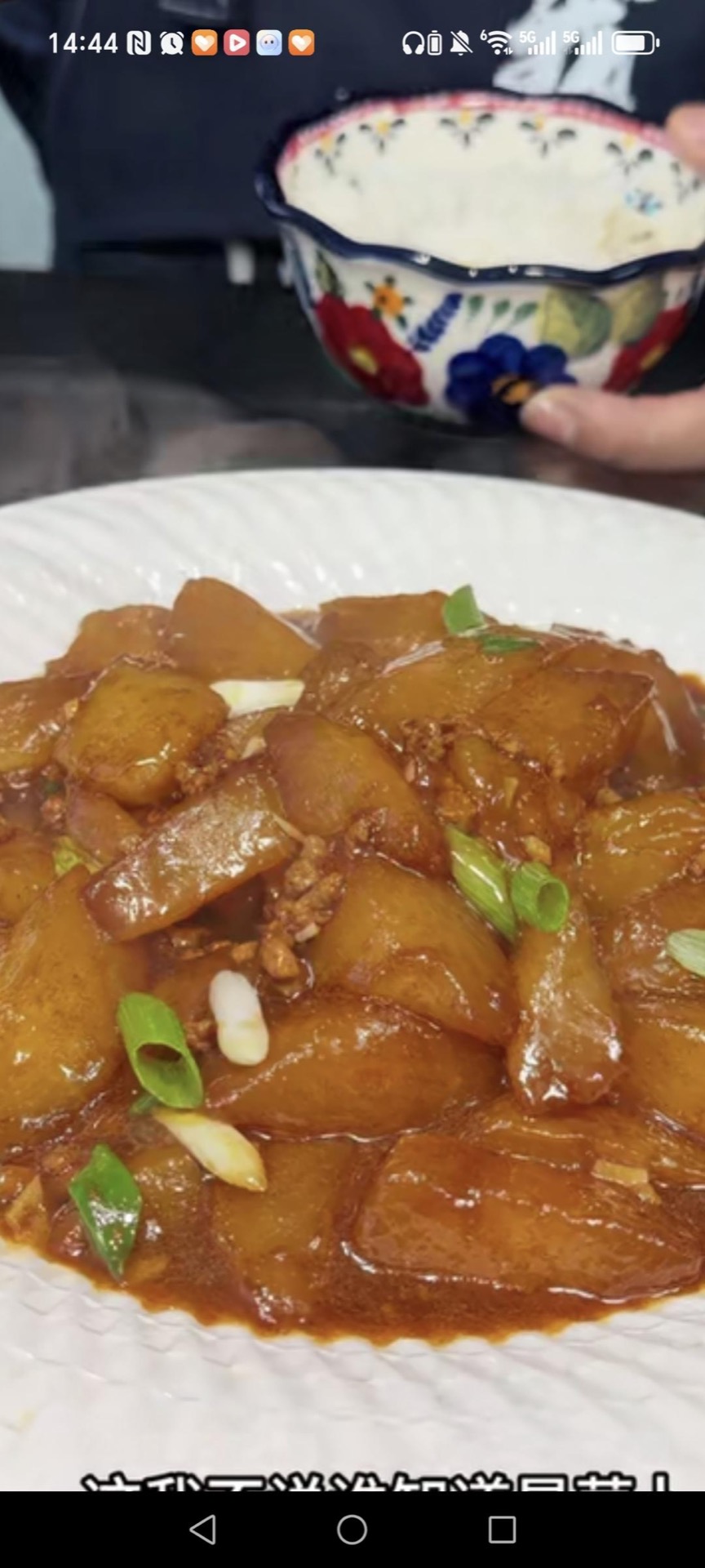 Transfer to a plate, and the braised daikon with minced pork is ready.