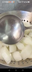 Scoop out the blanched radish and drain off the water.