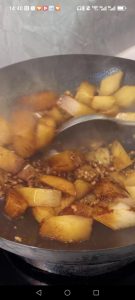 Splash in the Shaoxing wine and add a suitable amount of light soy sauce, then just a little dark soy sauce.