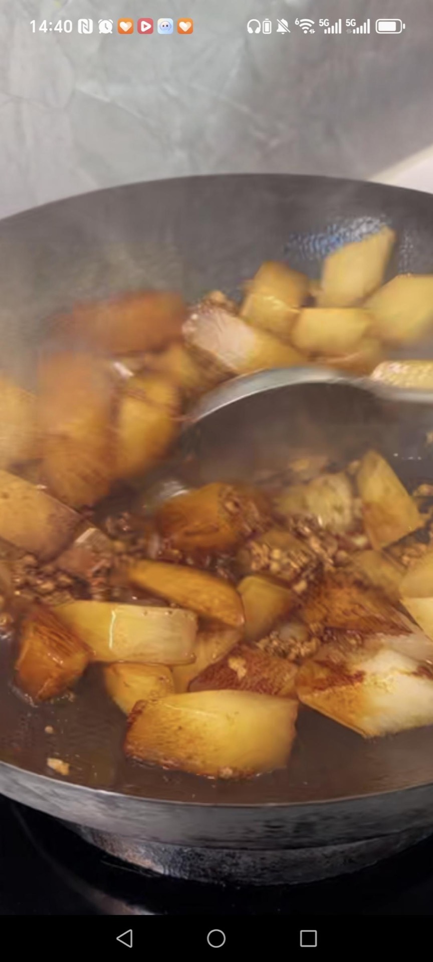 Splash in the Shaoxing wine and add a suitable amount of light soy sauce, then just a little dark soy sauce.