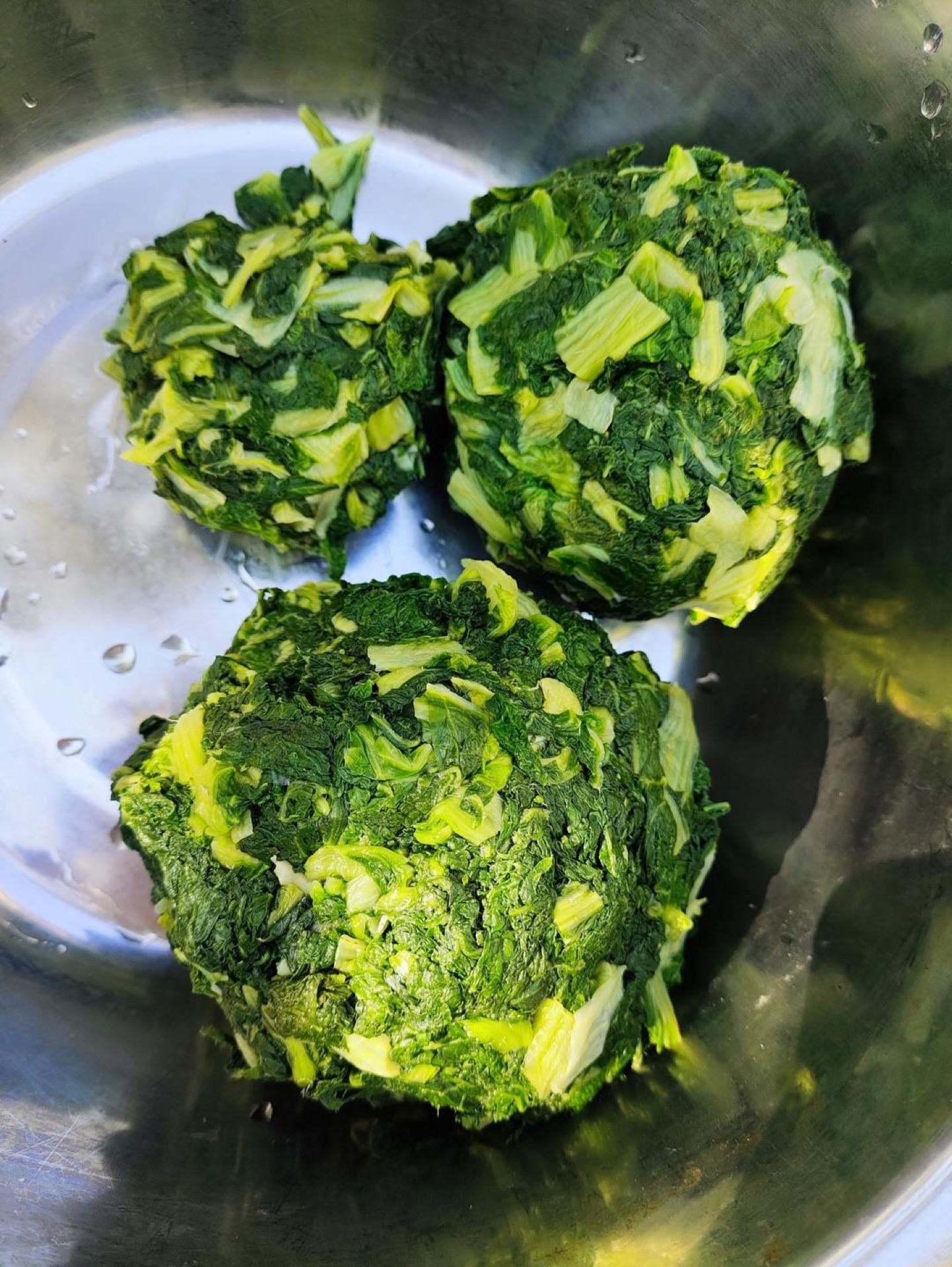 Wash the baby bok choy, chop it, blanch it briefly in boiling water, then squeeze out the excess water and set it aside; julienne the ginger.