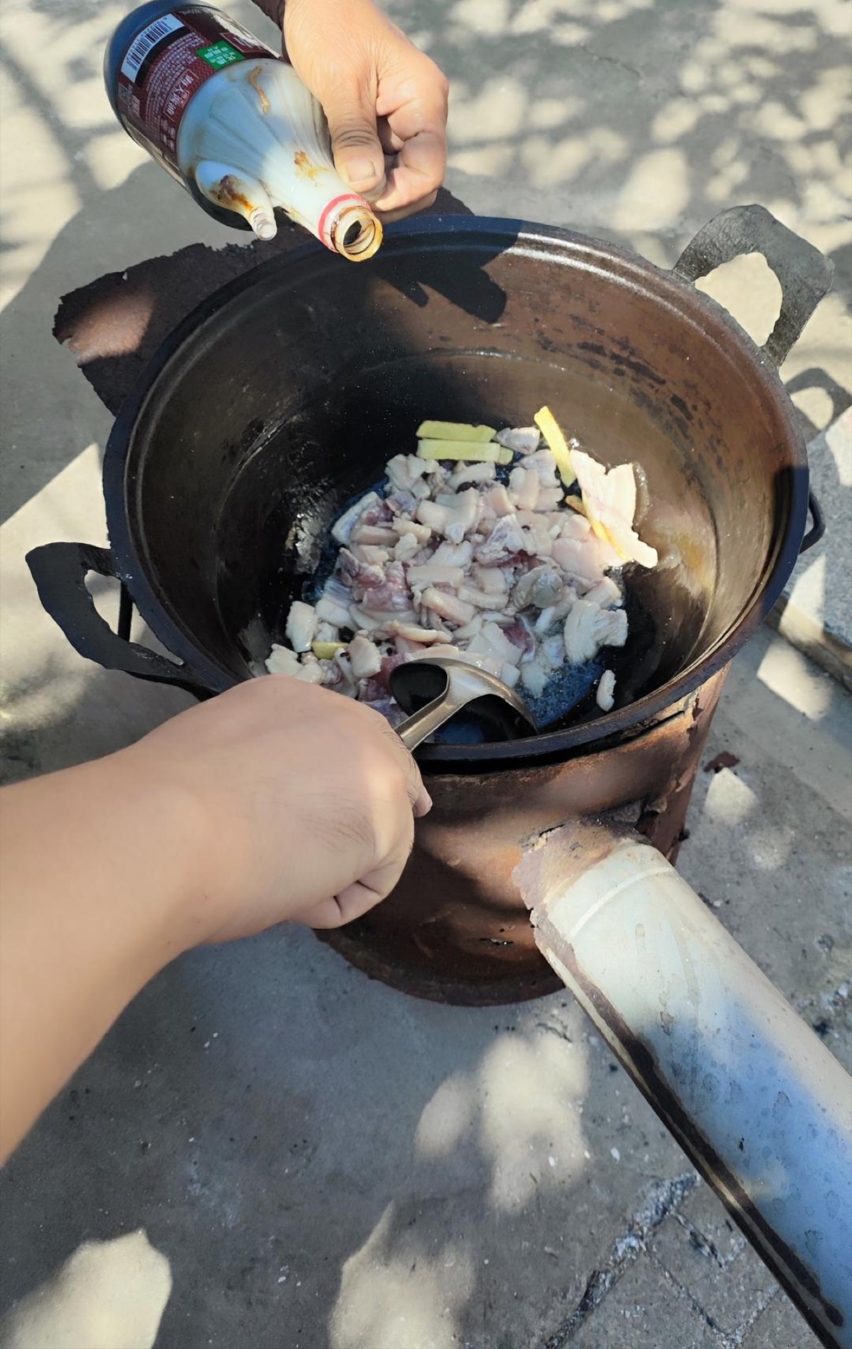 Add the dark soy sauce and the vinegar and stir-fry a few times, then add the light soy sauce and salt and stir-fry for a few minutes, using the most light soy sauce, the second mo