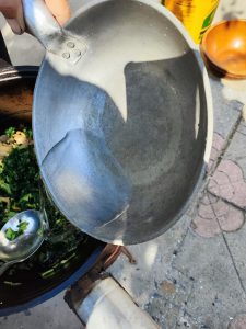 Add 2 ladles of water so the water covers the vegetables, then cover the wok with the lid and braise.
