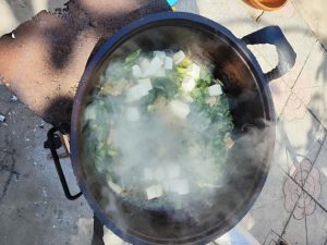 Cut the tofu into blocks and spread them evenly over the top layer, cover the wok and braise for about 20 minutes, then taste it and take it off the heat once everything is cooked