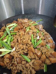 Turn the heat to high to reduce the sauce, scatter in the garlic sprouts, toss everything together evenly, turn off the heat and box it up.