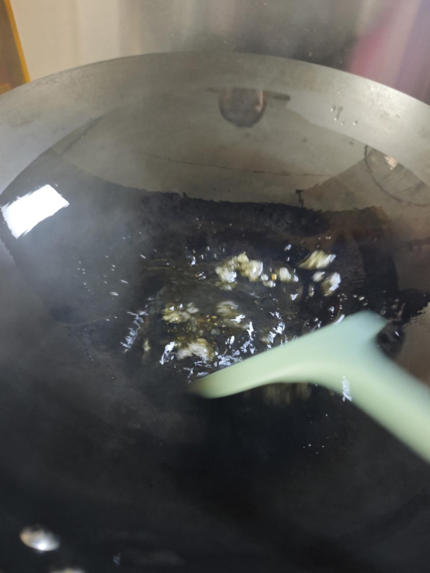 Heat the wok, add cool oil, and over low heat melt a small handful of rock sugar, then add the prepared pork and stir-fry quickly until every piece is evenly coated in color.