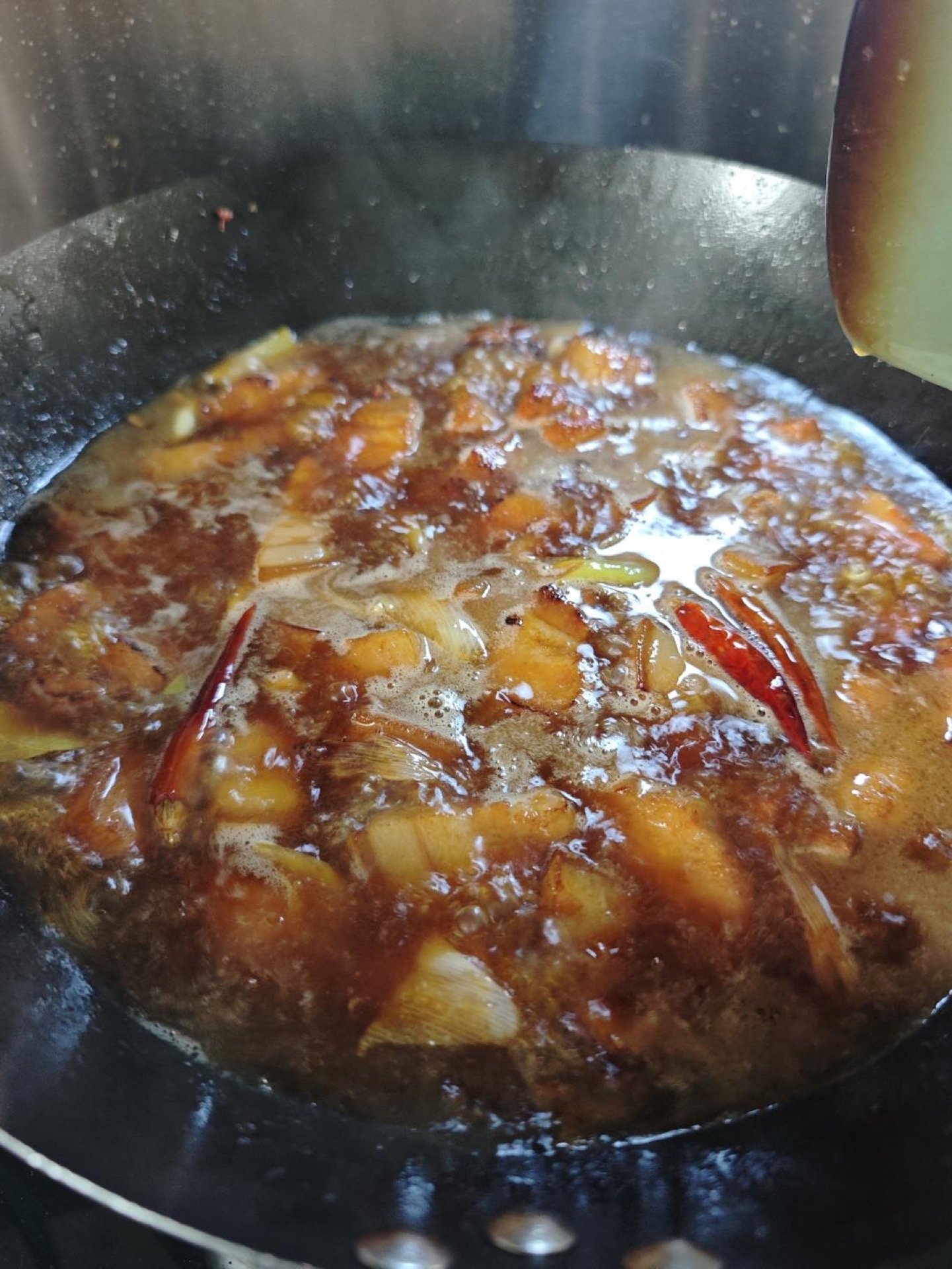 Pour in boiling water to cover the meat, bring back to a boil, then turn the heat to low and simmer for 35 minutes.