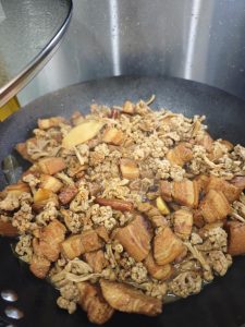 Add the soaked dried cauliflower, keep the heat low and braise another 25 minutes, then season with salt and chicken bouillon.