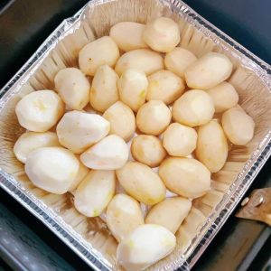 Peel the taro, rinse it clean, drain well, and put it in the air fryer at 180°C (355°F) for 30 minutes.