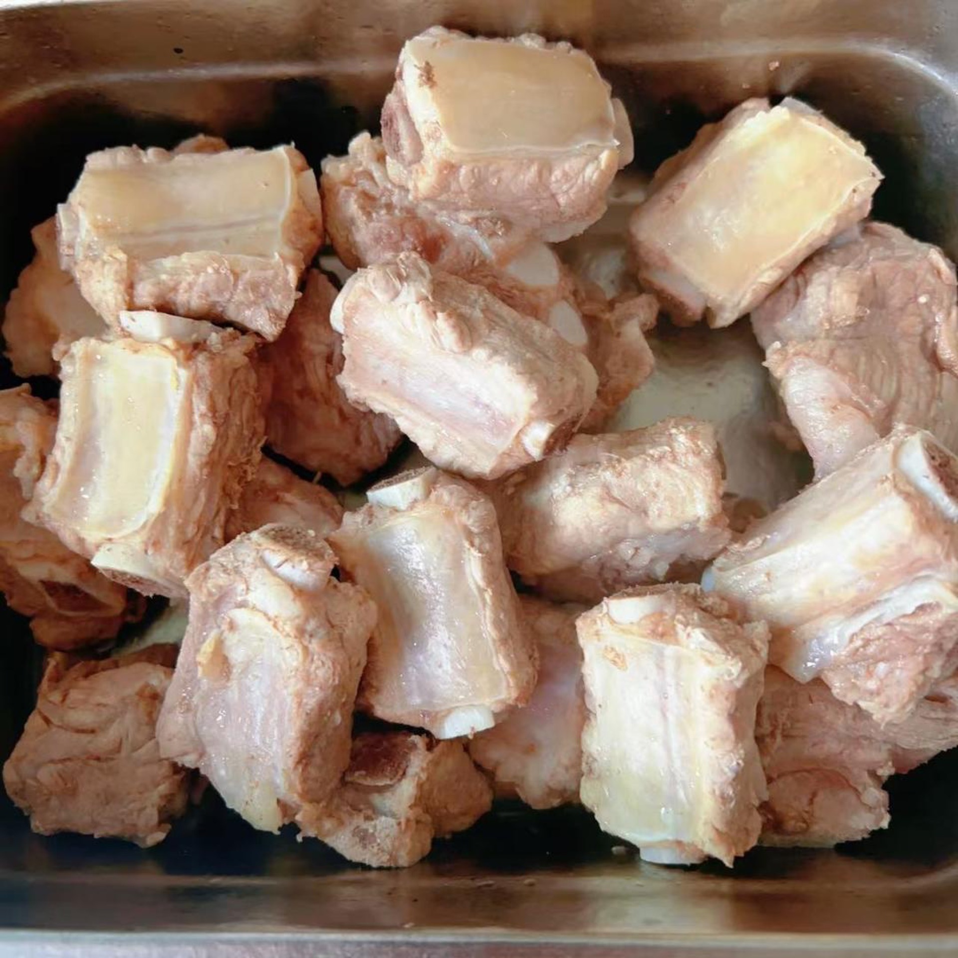Blanch the pork ribs for 5 minutes, then drain and scoop them out.