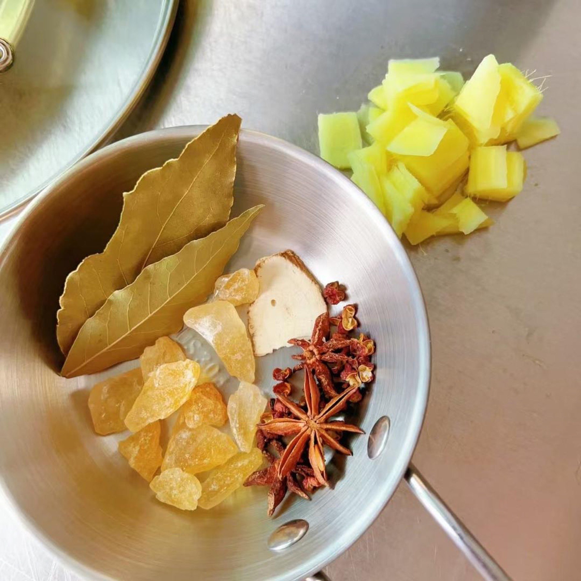 Prepare 15 g ginger, 2 bay leaves, 3 star anise, 10 g Sichuan peppercorns, 1 piece of dried angelica root, and 20 g yellow rock sugar.