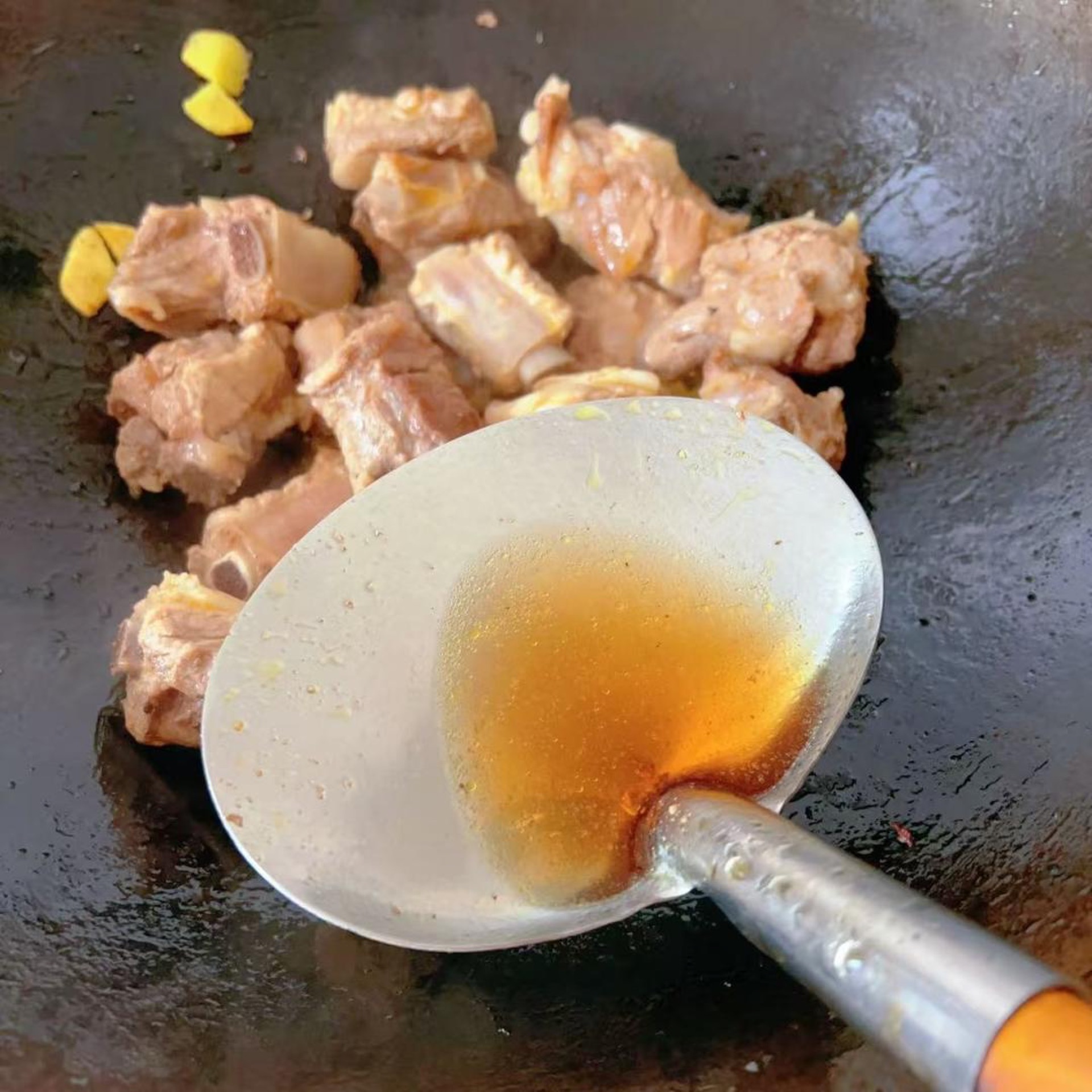 Add 1 ladle of Shaoxing wine to lift the flavor.