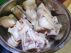 Add the pork trotters to a pot of cold water with a few slices of ginger, bring to a boil, and blanch for 5 minutes to remove impurities. Drain and rinse the trotters clean.