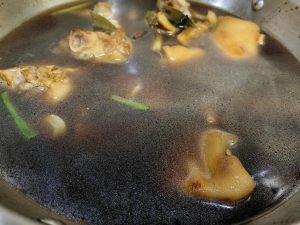 After a few minutes the color deepens; add hot water to cover, simmer for 1.5 hours, then add the soaked and squeezed-dry preserved mustard greens and simmer another 20 minutes.
