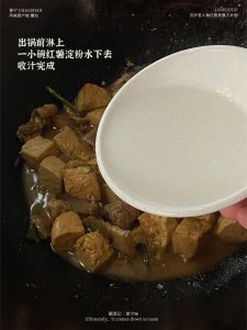 When the time is up, pour in half a small bowl of sweet potato starch water, reduce over high heat, and taste for saltiness; if it is bland, add a little more light soy sauce, then