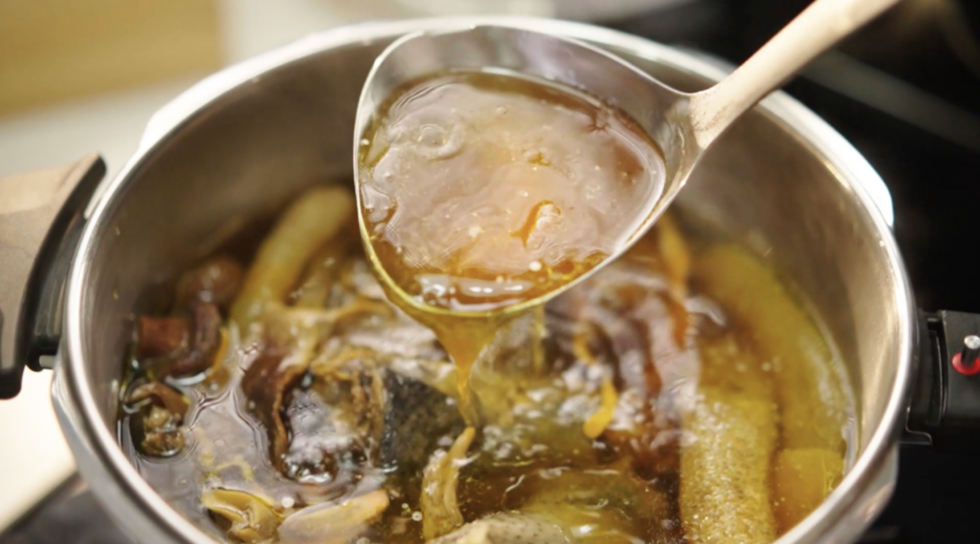 Find a safe, reliable pressure cooker and add the chicken, smashed ginger, 3 red dates, 2 longan, and the dried mushroom pack. Pour in hot water, enough in one go, and cook over me
