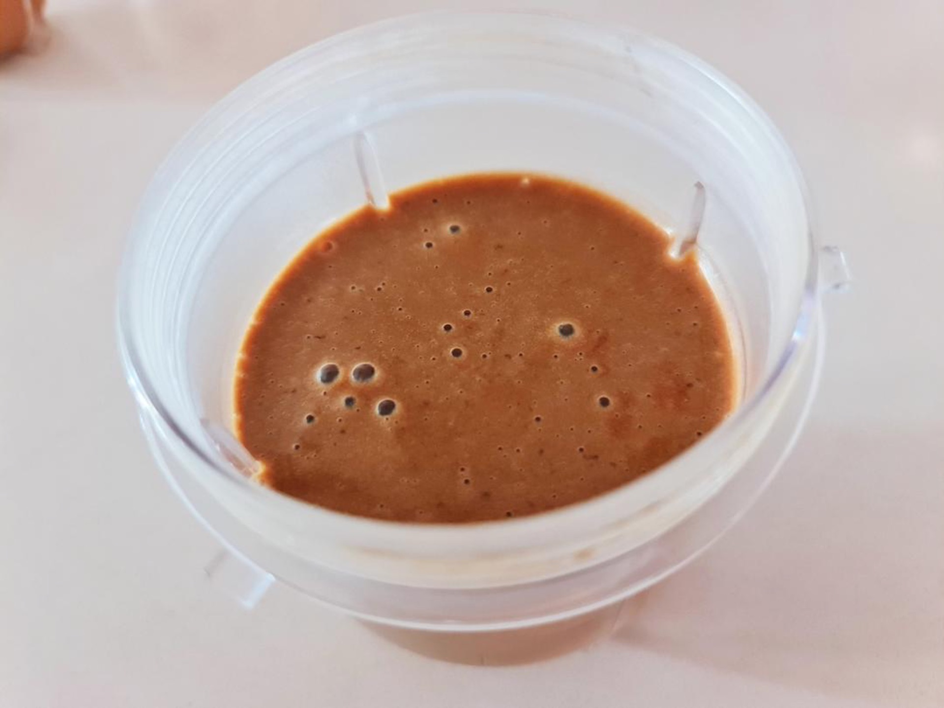 Pour the yogurt and the coffee liquid into the blender, add a little sweetener, and blend until the mixture is completely smooth and fine.
