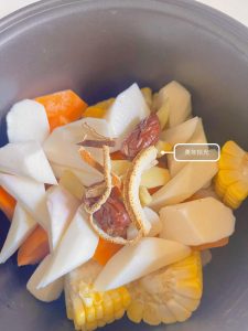 Cut the yam into chunks, pit the red dates, slice the ginger, wash all the ingredients, and add everything to the pot together.