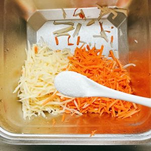 Add 1 tablespoon of salt to the shreds.
