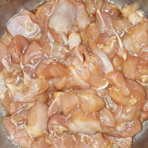 For the chicken thighs, remove the skin, bone, and sinew, soak in cold water for about 30 minutes, drain well, and cut into chunks. Add 2 g salt, 1 tbsp Shaoxing wine, 2 tbsp light