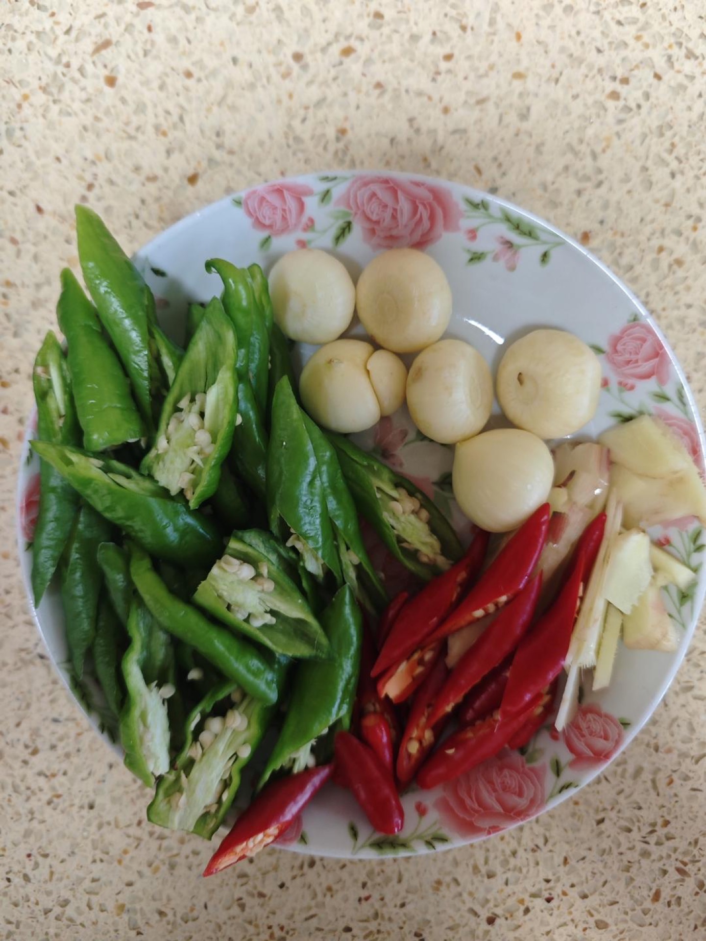 Cut the green and red chilies into short lengths and get the garlic and ginger ready.
