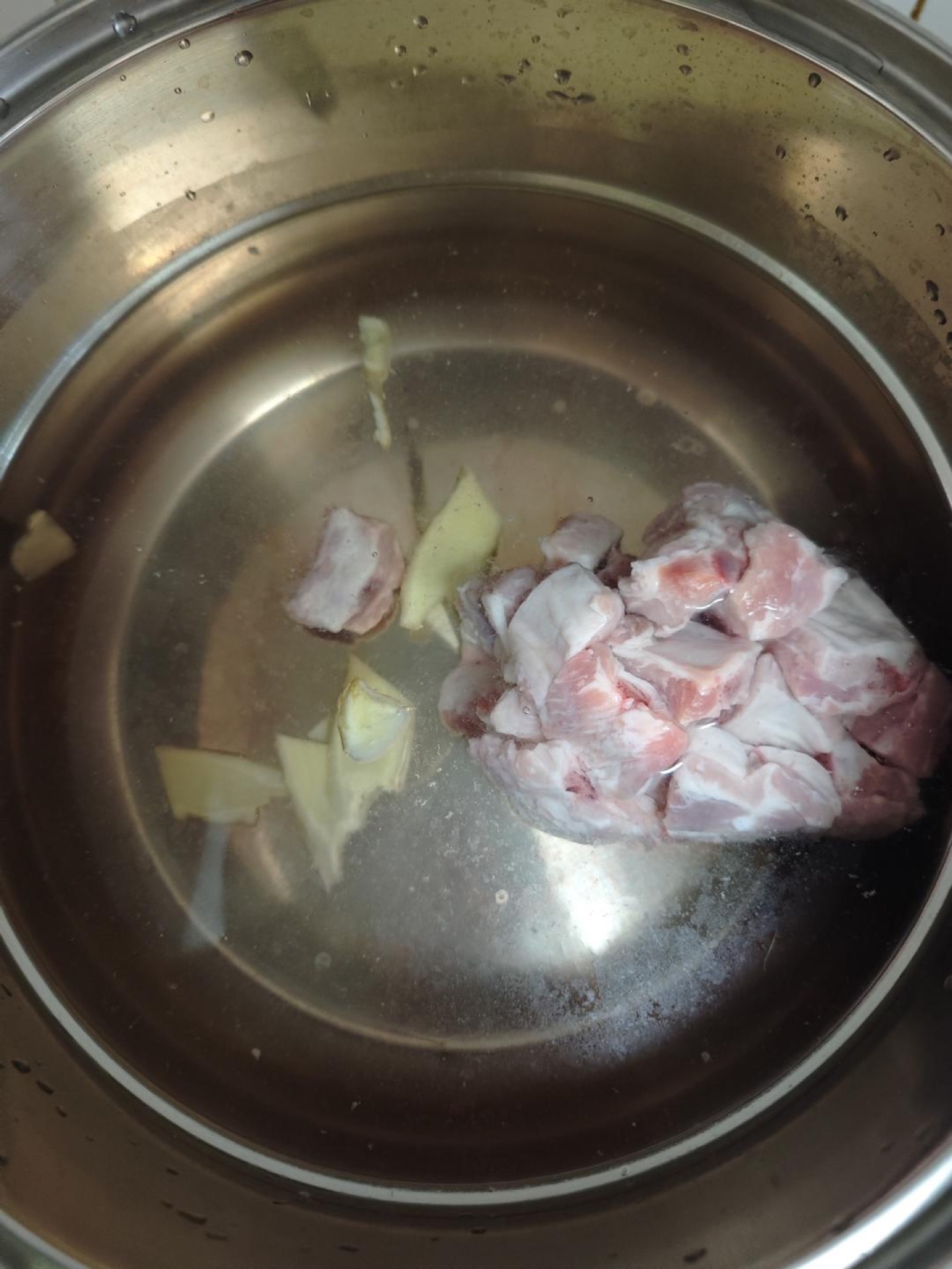 Blanch the ribs with ginger and Shaoxing wine — I boil them a little longer than usual, so there is no worry about the inside being undercooked when the wok is hot later.