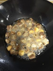 Fry until the ribs look like this, and at this point you can add a small pinch of Sichuan peppercorns.
